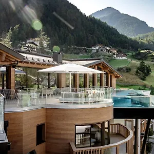- Alpine . Luxury . Life Hotel